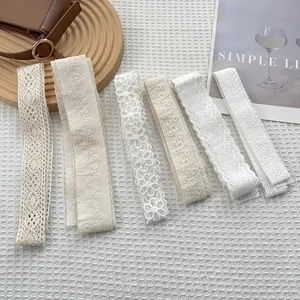 Collectie witte kantlinten en madeliefjesborduurwerk voor DIY-naaiwerk en decoratieve doeleinden