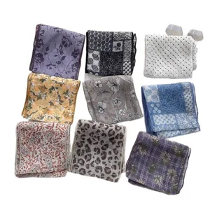 Piccoli foulard in seta con motivi floreali e geometrici in nove diversi stili e colori