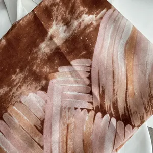 Detailaufnahme des Leinenschals mit künstlerischen Pinselstrichen und Gold-Glitzer-Effekt