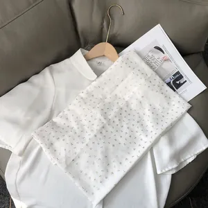 Chemisier chic en mousseline blanche avec écharpe en coton et lin à imprimé doré