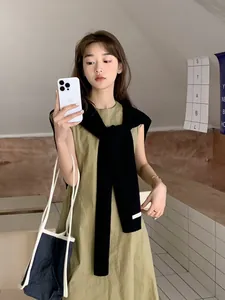 Selfie allo specchio con scialle in maglia nera e abito in lana verde oliva