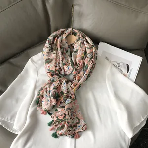 Boho-Schal mit Paisley-Muster, bunten Quasten und floralen Vintage-Motiven