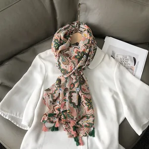 Böhmischer Schal mit Paisley-Muster und Quasten auf weißem Hemd in eleganter Atmosphäre