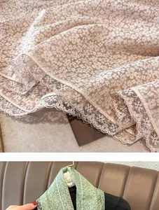Détail d'écharpe en coton avec imprimé floral et bordure en dentelle délicate