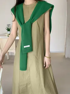 Dettaglio dello scialle in 100% lana australiana verde con etichetta del materiale autentico