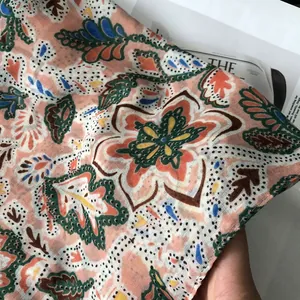 Nahaufnahme von Boho-Blumenmuster-Stoff mit Paisley-Motiv und feiner Netzstruktur