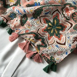 Detail eines böhmischen Schals mit Blumendruck, zweifarbigen Quasten und feiner Textur