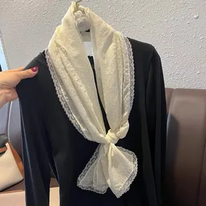 Écharpe élégante en dentelle florale blanc cassé avec bordure festonnée et motifs délicats