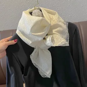 Écharpe élégante en dentelle blanche avec imprimé floral et bordure festonnée