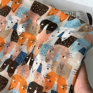 Détail d'une écharpe en coton et lin doux avec motifs imprimés de chats de dessin animé