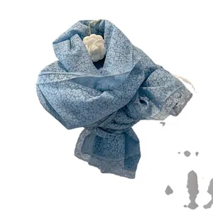 Écharpe châle bleu clair pour femme avec imprimé floral et bordure en dentelle élégante