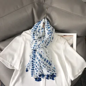 Écharpe chic au toucher coton lin avec motifs de pinceaux bleus et pompons élégants