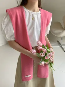 Dettaglio dello scialle in maglia rosa 100% lana australiana con etichetta originale