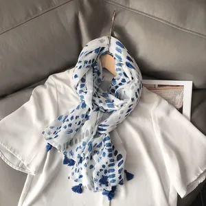 Élégant châle blanc à pois bleus artistiques et glands faits main pour femmes