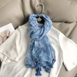 Écharpe bohème à imprimé feuilles de palmier bleu et blanc avec glands au soleil