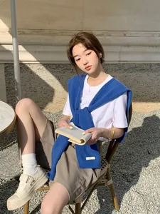 Look casual francese con scialle in lana blu reale sovrapposto a una t-shirt bianca