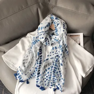 Écharpe douce au toucher coton avec motif tie-dye bleu à pois et bords à franges