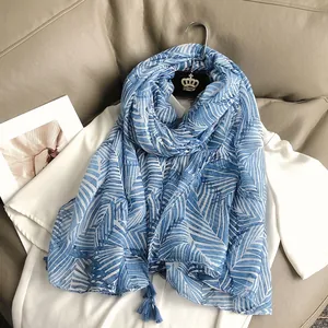 Écharpe femme motif feuilles de bananier bleu avec pompons et style ethnique bohème