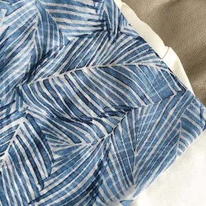 Gros plan du motif de palmier bleu et de la texture tissée sur le châle de protection