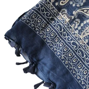 Dunkelblauer Schal mit Paisleymuster aus leichtem Stoff und eleganten Fransenquasten