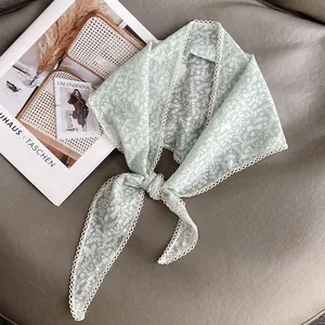 Foulard in pizzo verde menta con motivi floreali vintage e decorazioni a farfalla