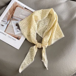 Foulard triangolare retrò in pizzo con stampa floreale e farfalla ricamata
