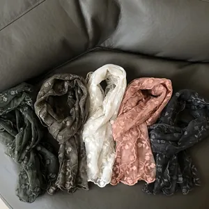 Detaillierte Bestickung auf Mesh-Spitzenschals in fünf Farben inklusive Rosa und Grün