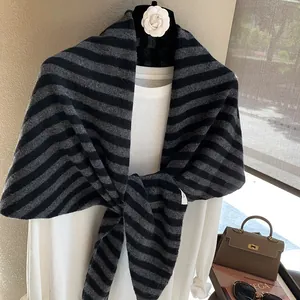 Bufanda triangular de lana 100% a rayas negras y grises y chal de punto cálido para mujer