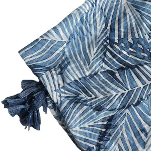 Châle bohème bleu et blanc avec imprimé feuilles de bananier et détails de glands