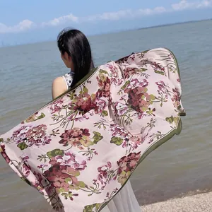 Gros plan d'un châle en soie à fleurs légères flottant élégamment dans la brise