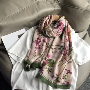 Écharpe en coton et lin à fleurs mauves sur fond rose doux pour femmes élégantes