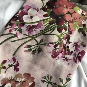 Gros plan d'un tissu léger à imprimé floral avec fleurs violettes et blanches sur fond rose