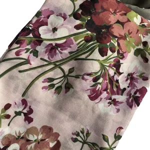 Écharpe en coton et lin au motif floral vintage de couleur lavande douce