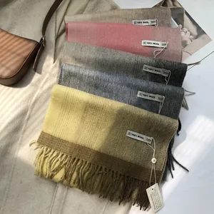 Premium-Schals aus 100 % Wolle in verschiedenen Farben mit Fransen und Qualitätslabel