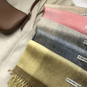 Klassische Schals aus 100% Wolle in mehreren Farben für Wärme und elegantes Styling