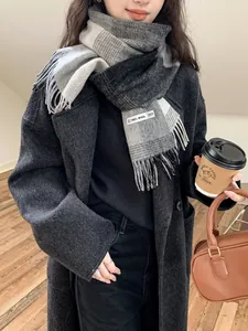Nahaufnahme der Schal aus 100% Wolle mit hochwertiger Textur und Verlaufs-Karomuster
