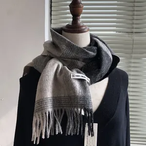 Detailansicht aus 100% Wolle Schal mit grauem Farbverlauf, Karo und langen Fransen