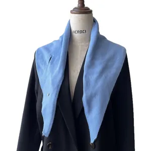 Pañuelo de punto triangular azul claro 50% lana mostrado en un maniquí de traje negro