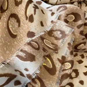 Écharpe léopard caramel en coton et lin avec détails dorés et bords effilochés