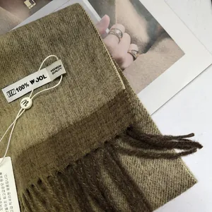 Detailansicht eines 100% Wollschals mit Fransen und feiner Köperbindung Textur