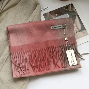 Nahaufnahme von pink-grauem Schal aus 100% Wolle mit Premium-Label und feinen Fransen