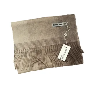 Premium beige 100% Wollschal mit Fransenbesatz auf einem klaren weißen Hintergrund