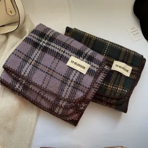 Écharpe classique à carreaux toucher cachemire en violet et vert avec bords à franges
