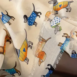 Écharpe mignonne en coton et lin beige avec imprimés teckel colorés et bord frangé