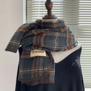 Gros plan sur l'écharpe à carreaux vintage avec étiquette tissée sur tissu brossé doux