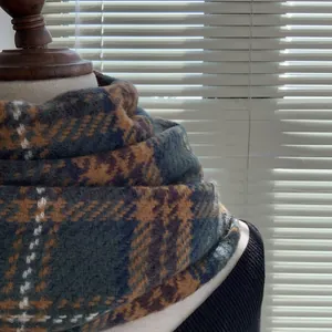 Détail d'une écharpe épaisse en imitation cachemire avec motif à carreaux écossais
