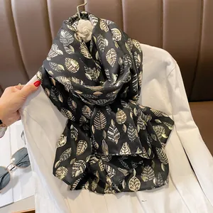 Sciarpa alla moda in cotone lino nero con stampe di foglie d'oro e dettagli metallici