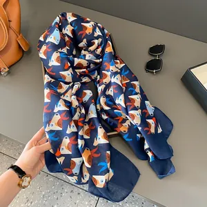 Sciarpa in seta blu navy con motivi astratti arancioni per la protezione solare mare