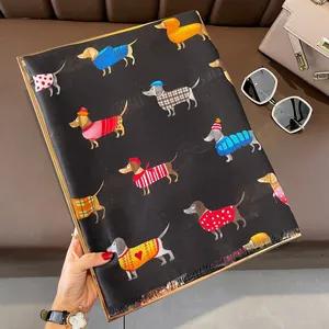 Détail d'une écharpe en lin de coton noir avec des motifs de teckels de dessin animé