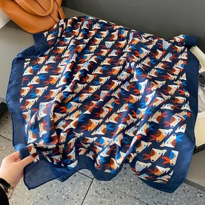 Sciarpa leggera in cotone e lino blu navy con stampe artistiche di teste di cane